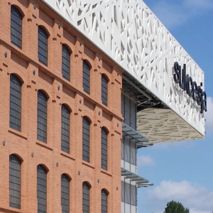 Robuste Aluminium-Fenster und Türen mit herausragender Wärmedämmung und langlebiger Qualität für moderne Architektur.