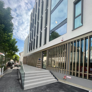 Innovative Aluminium-Fenster und Türen mit energieeffizienter Isolierung und stilvollem Design für nachhaltige Bauvorhaben.