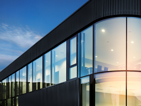 Hochwertige Fassaden-Bauelemente aus Aluminium für moderne und langlebige Gebäude.